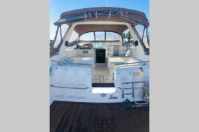 Bateau au port village naturiste